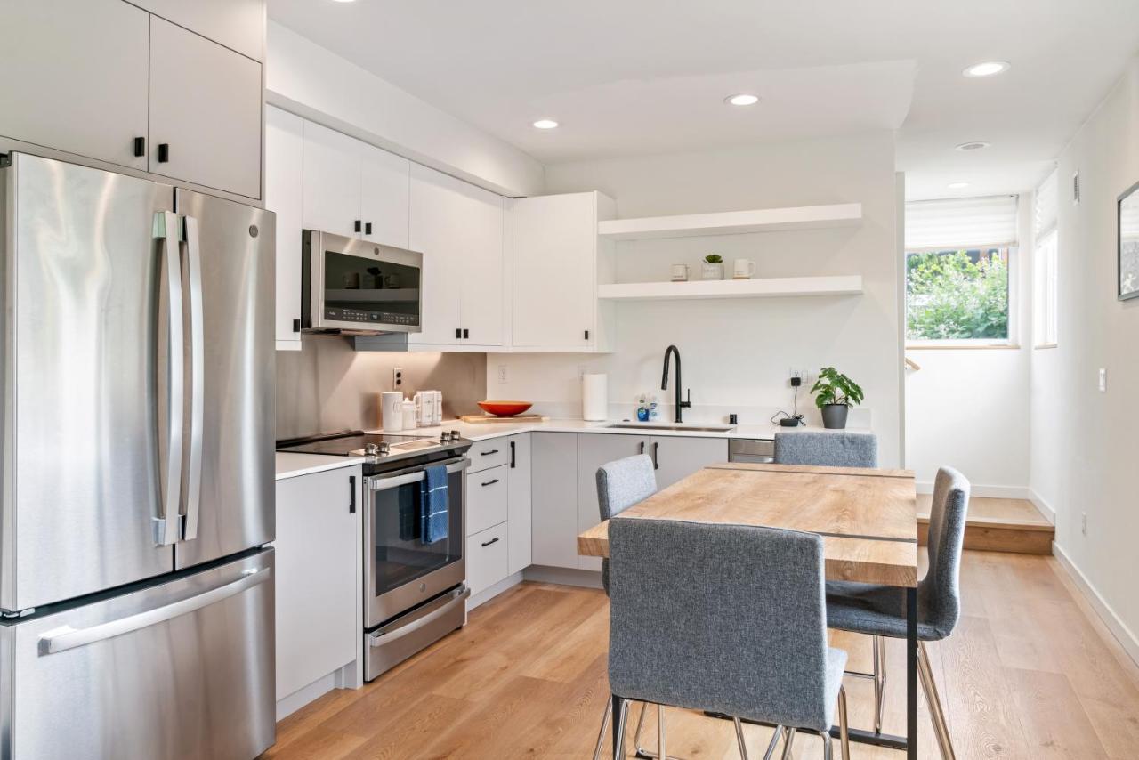 시애틀 Modern Two Story Townhouse Near Light Rail 아파트 외부 사진