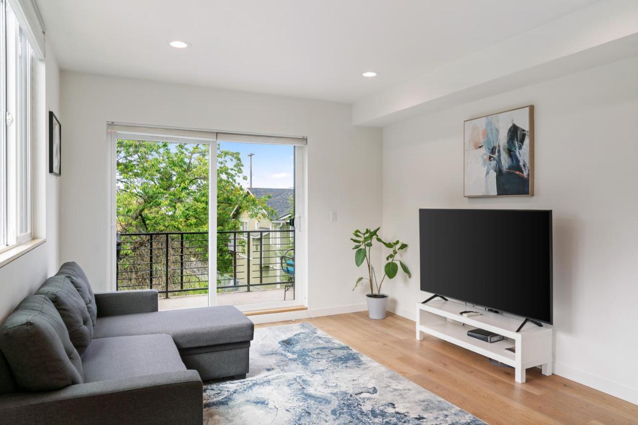 시애틀 Modern Two Story Townhouse Near Light Rail 아파트 외부 사진
