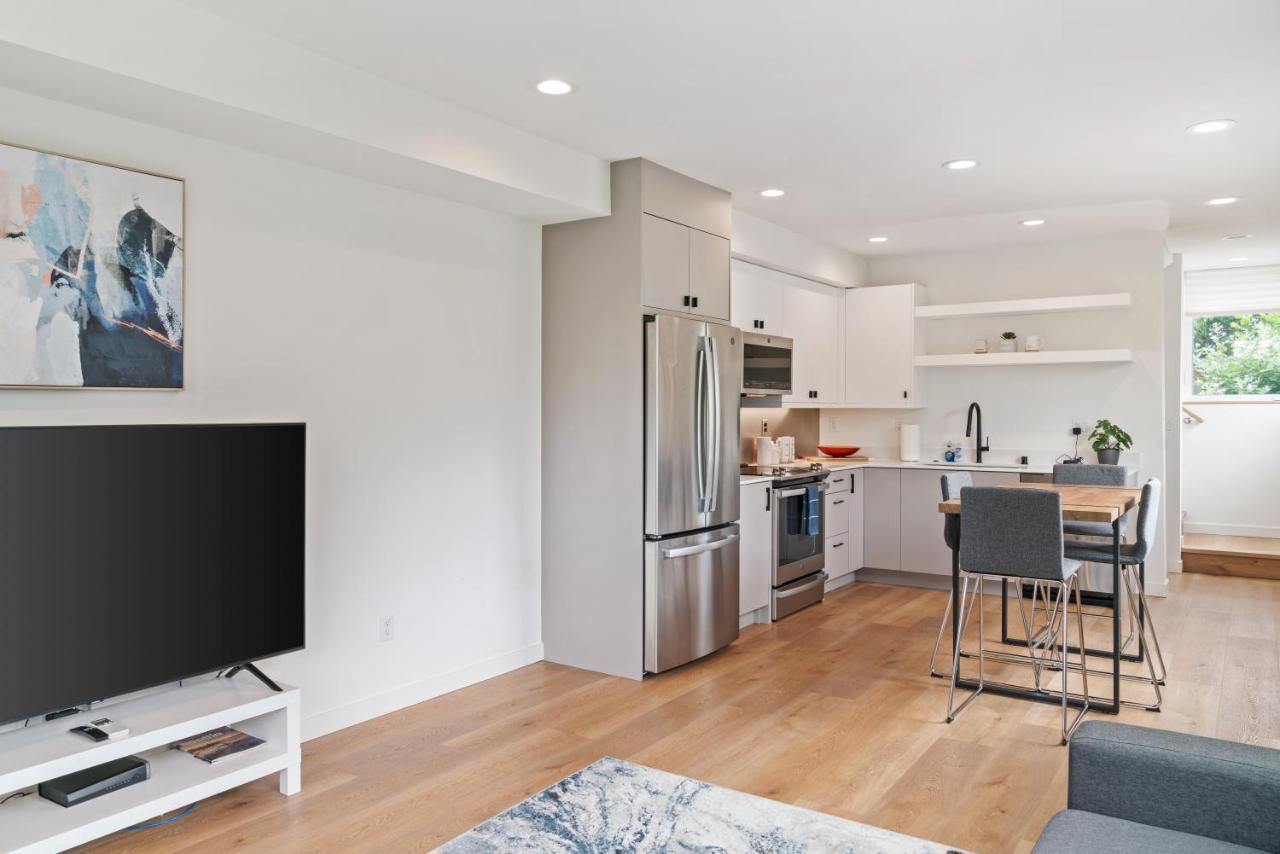 시애틀 Modern Two Story Townhouse Near Light Rail 아파트 외부 사진